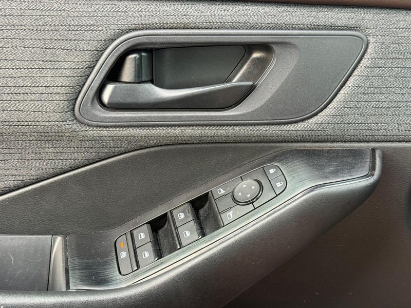 Nissan Rogue Vehicle Full-screen Gallery Image 21