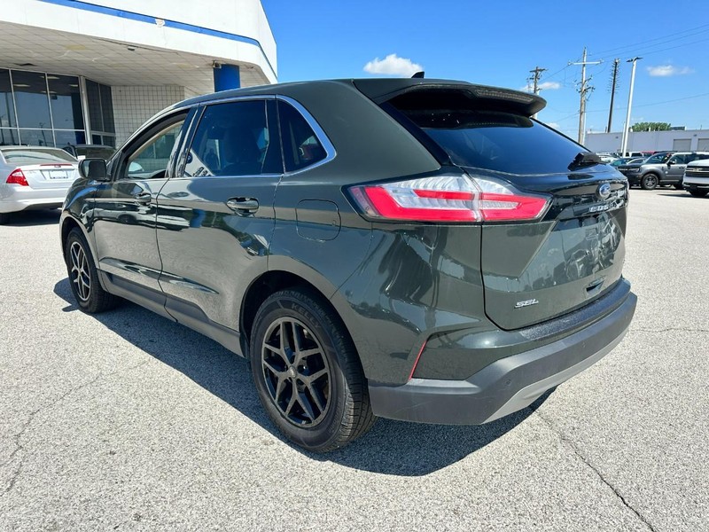 Ford Edge Vehicle Full-screen Gallery Image 3