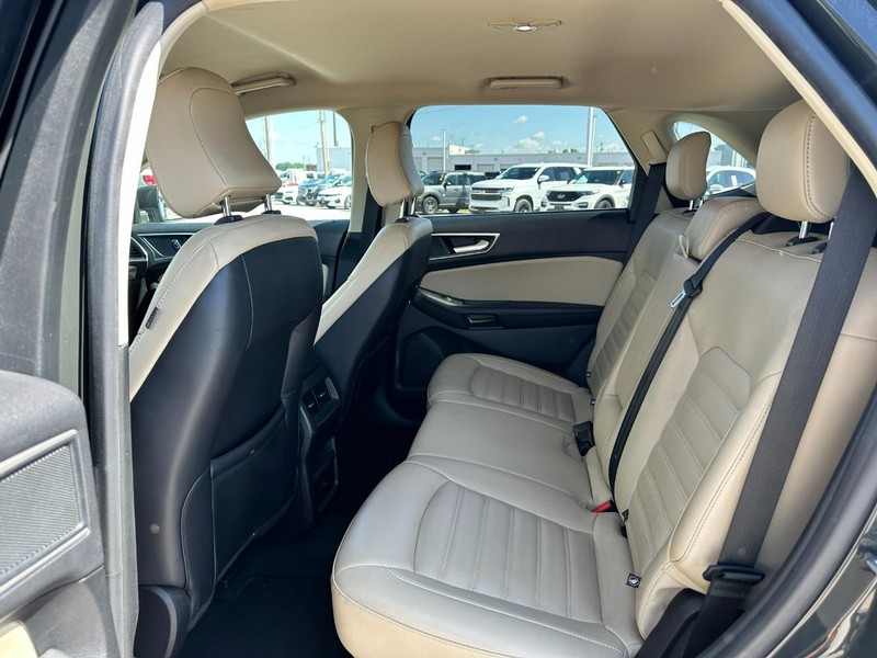 Ford Edge Vehicle Full-screen Gallery Image 10