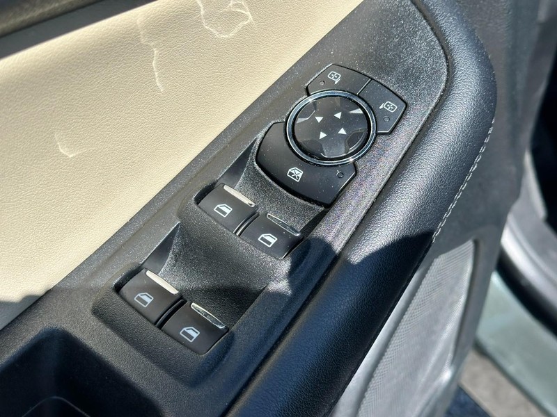 Ford Edge Vehicle Full-screen Gallery Image 16
