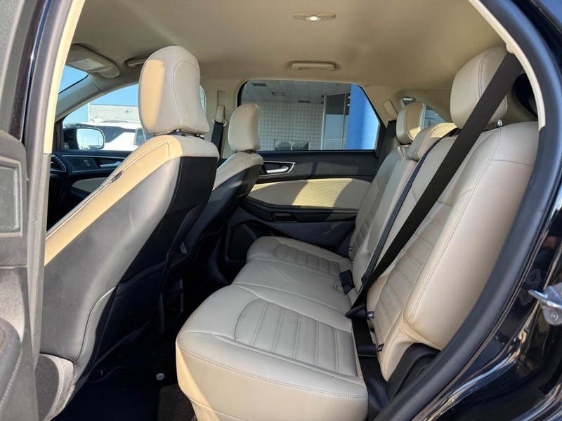 Ford Edge Vehicle Full-screen Gallery Image 10