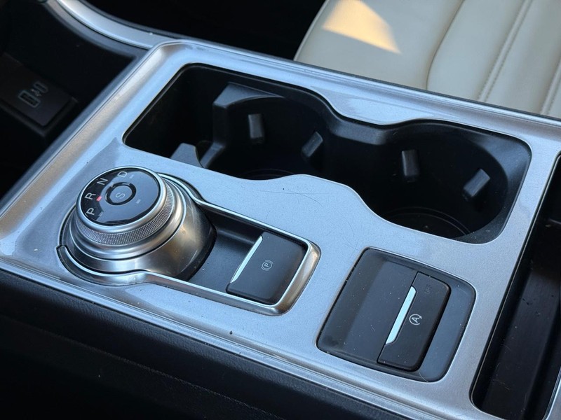 Ford Edge Vehicle Full-screen Gallery Image 19