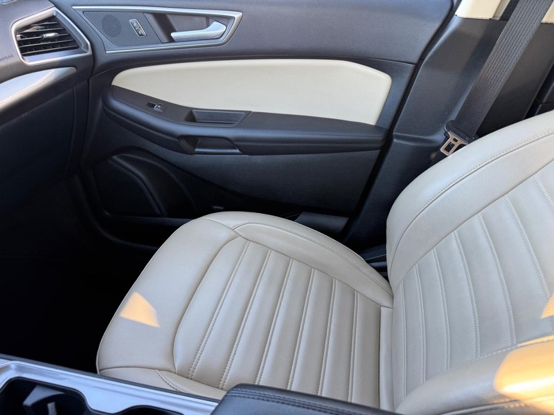 Ford Edge Vehicle Full-screen Gallery Image 20