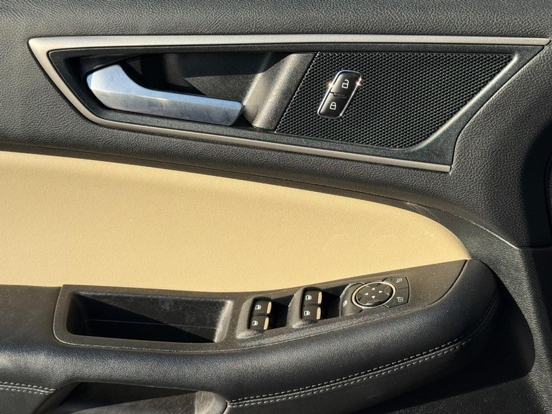 Ford Edge Vehicle Full-screen Gallery Image 22
