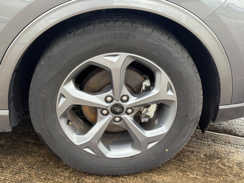 Ford Escape Vehicle Full-screen Gallery Image 7