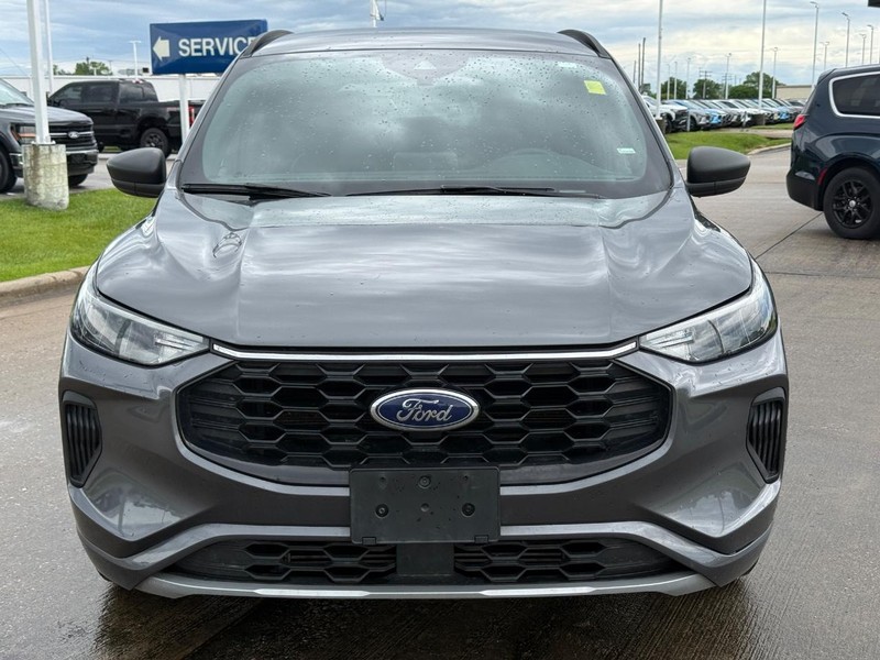 Ford Escape Vehicle Full-screen Gallery Image 9