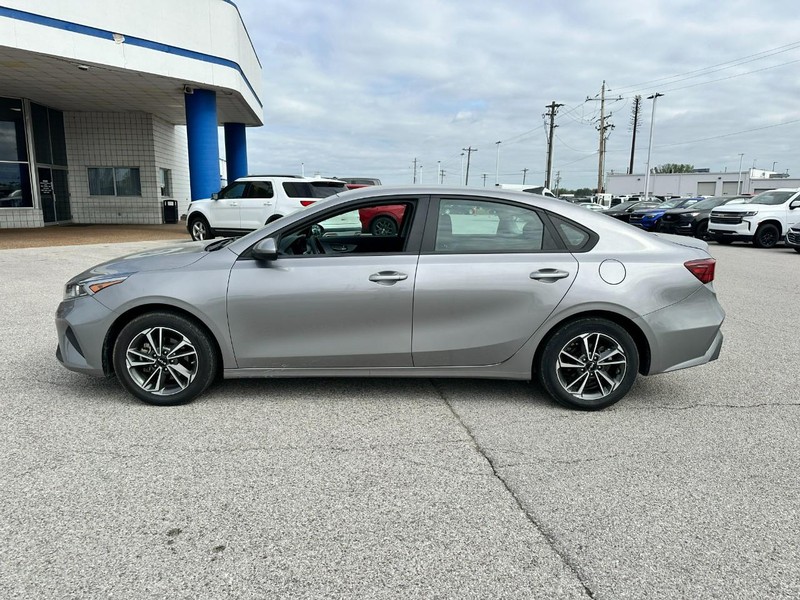 Kia Forte Vehicle Full-screen Gallery Image 2