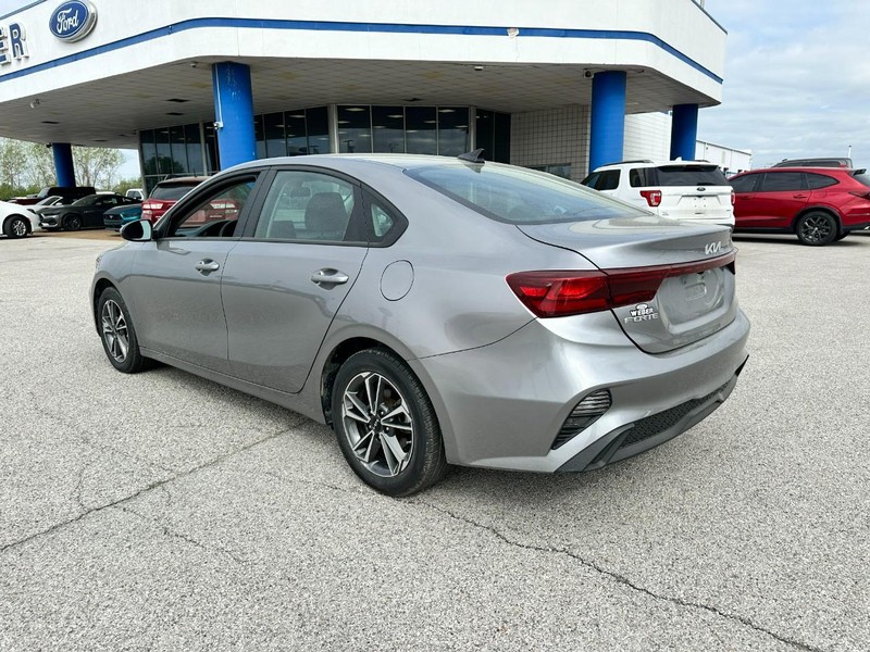 Kia Forte Vehicle Full-screen Gallery Image 3