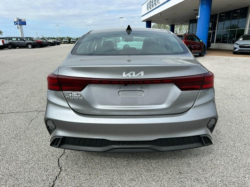 Kia Forte Vehicle Full-screen Gallery Image 4