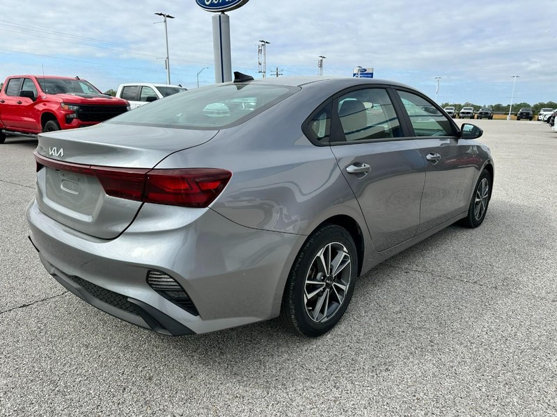 Kia Forte Vehicle Full-screen Gallery Image 5