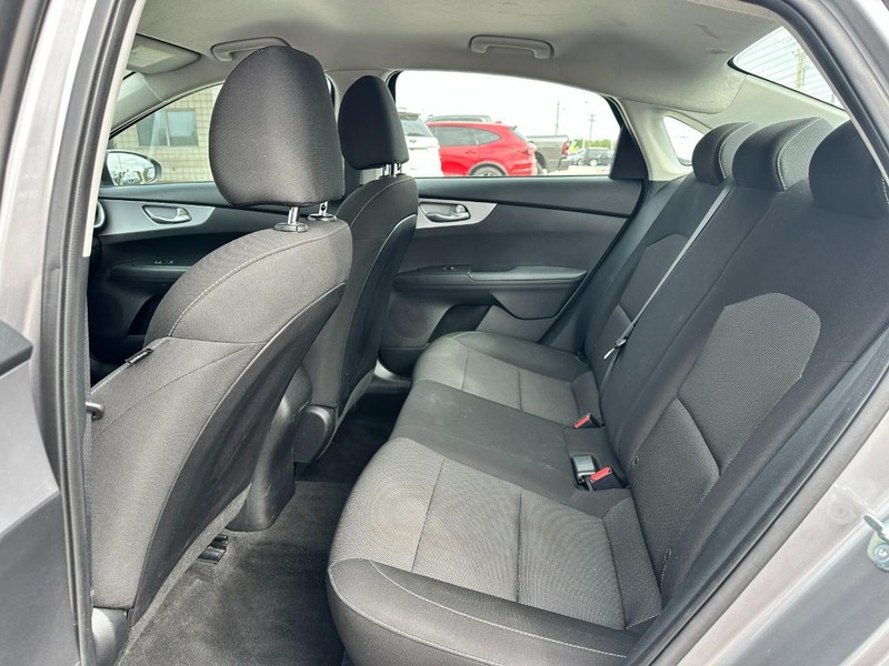 Kia Forte Vehicle Full-screen Gallery Image 9