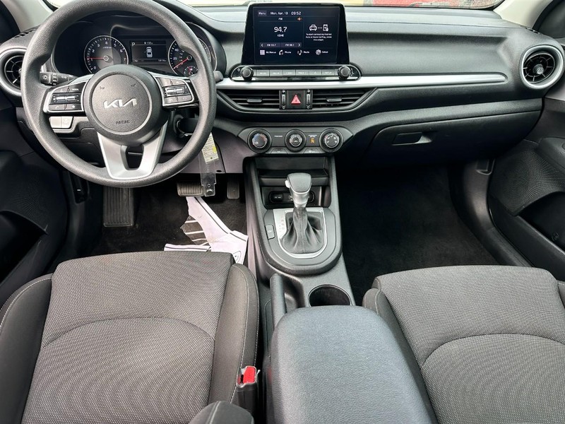 Kia Forte Vehicle Full-screen Gallery Image 10