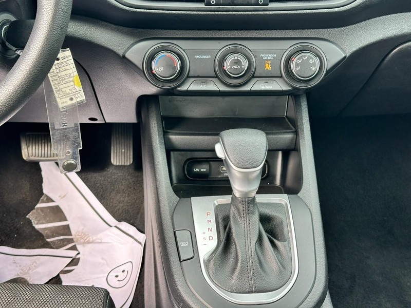 Kia Forte Vehicle Full-screen Gallery Image 13