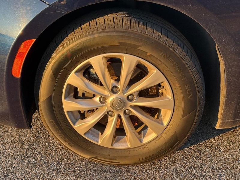 Chrysler Pacifica Vehicle Full-screen Gallery Image 02