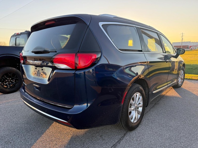 Chrysler Pacifica Vehicle Full-screen Gallery Image 04