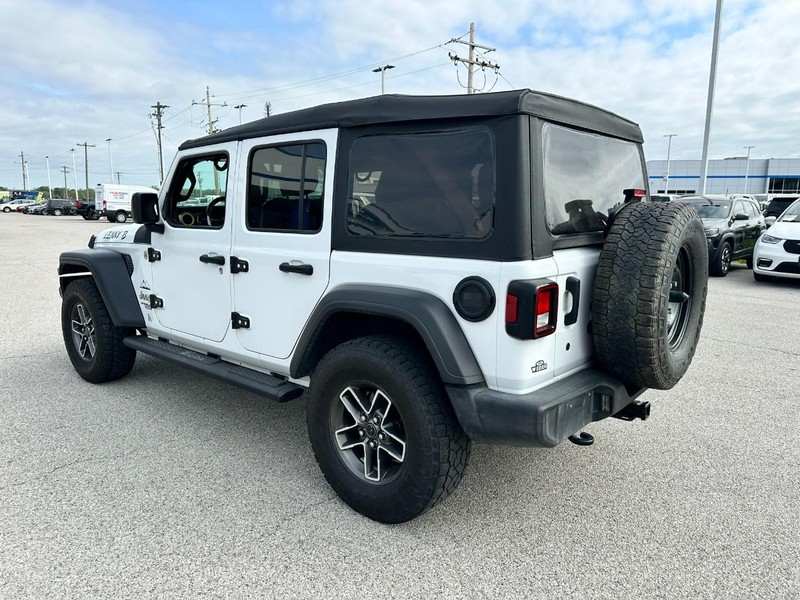 Jeep Wrangler Unlimited Vehicle Full-screen Gallery Image 3