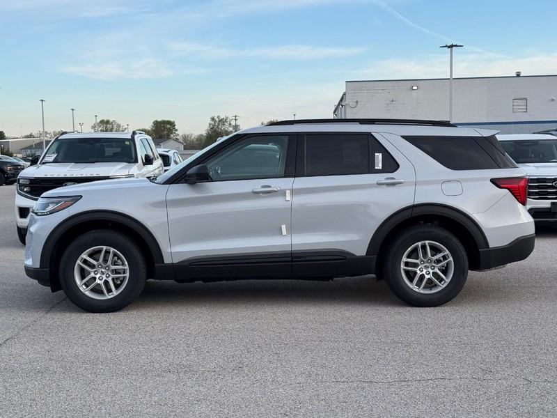 Ford Explorer Vehicle Full-screen Gallery Image 2