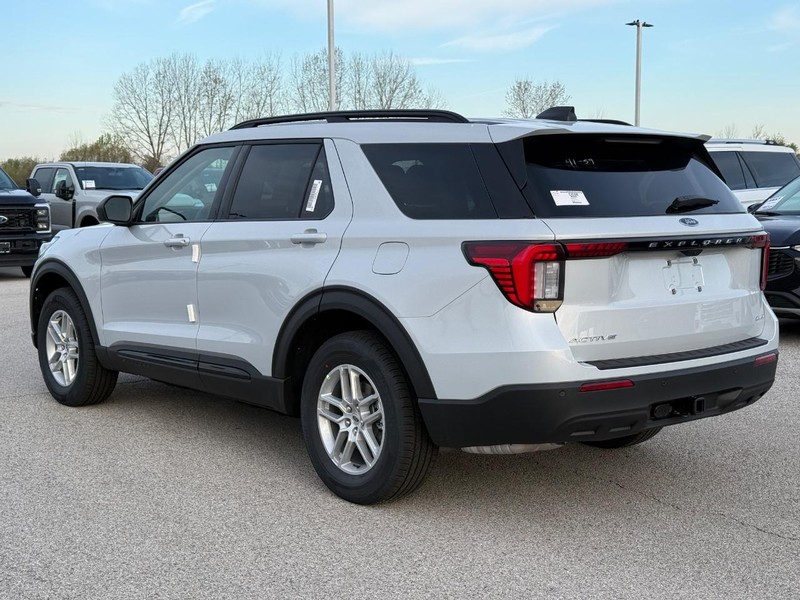 Ford Explorer Vehicle Full-screen Gallery Image 3