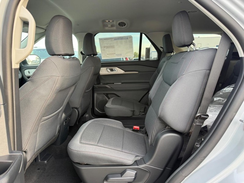 Ford Explorer Vehicle Full-screen Gallery Image 6