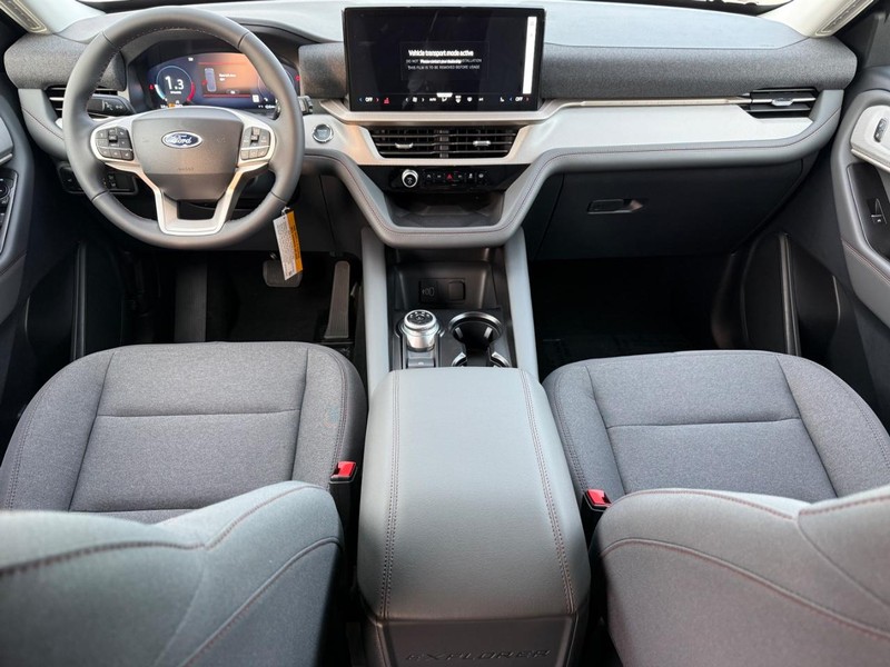 Ford Explorer Vehicle Full-screen Gallery Image 7