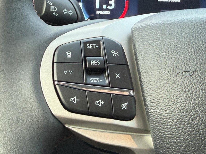 Ford Explorer Vehicle Full-screen Gallery Image 9