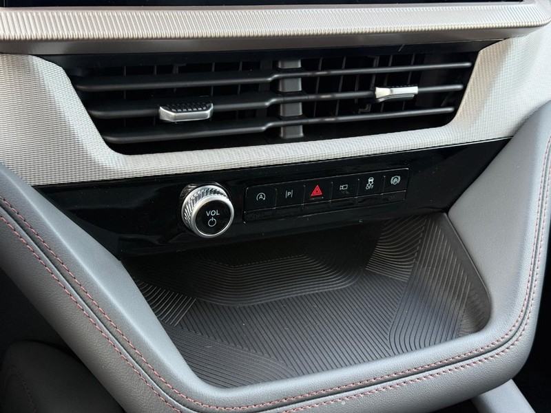 Ford Explorer Vehicle Full-screen Gallery Image 14