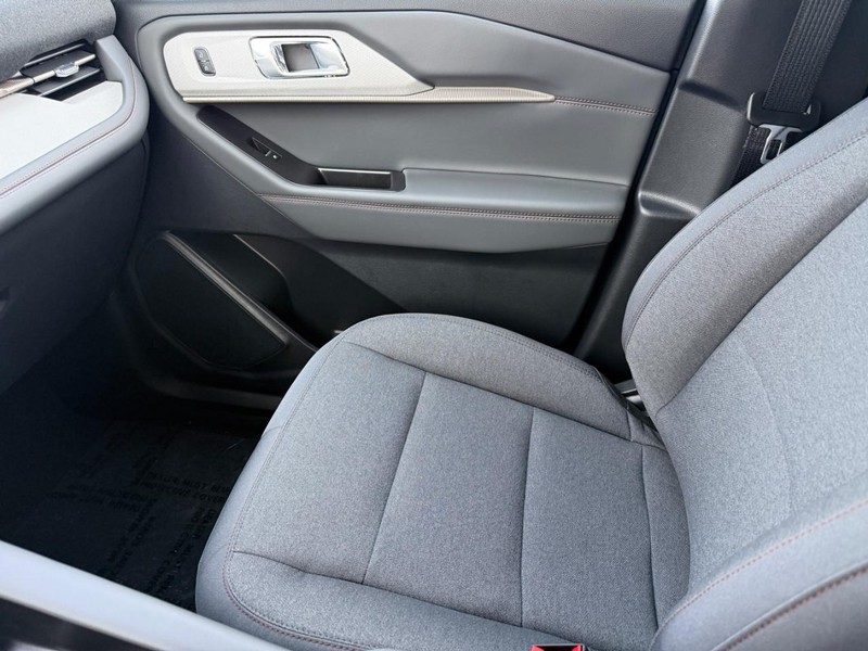 Ford Explorer Vehicle Full-screen Gallery Image 16