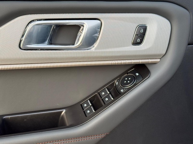 Ford Explorer Vehicle Full-screen Gallery Image 18