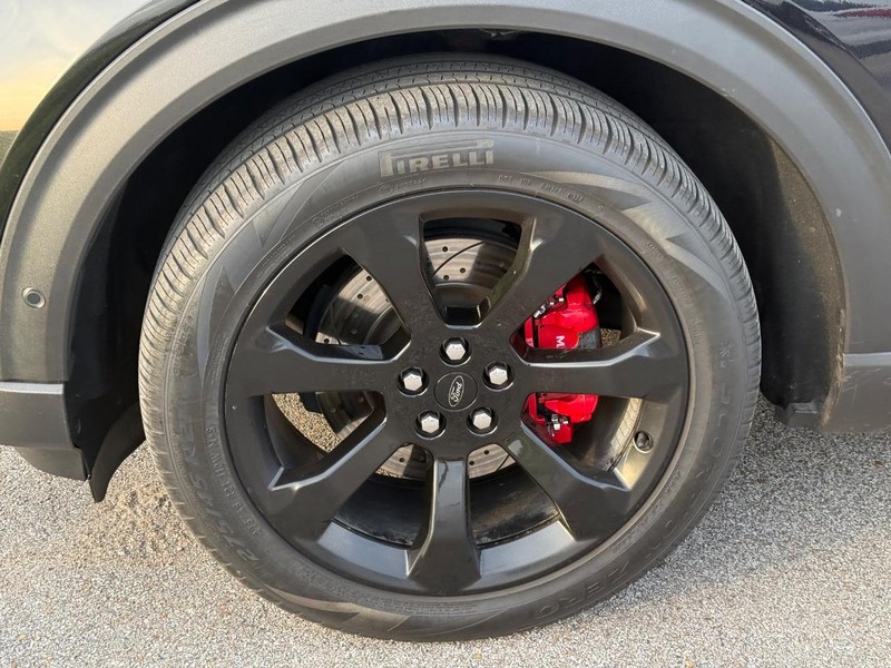 Ford Explorer Vehicle Full-screen Gallery Image 3