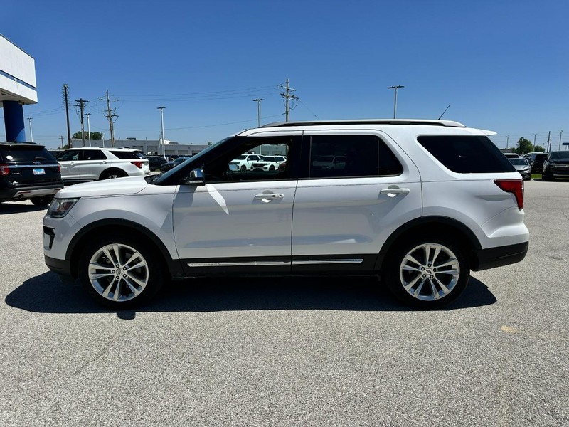 Ford Explorer Vehicle Full-screen Gallery Image 2