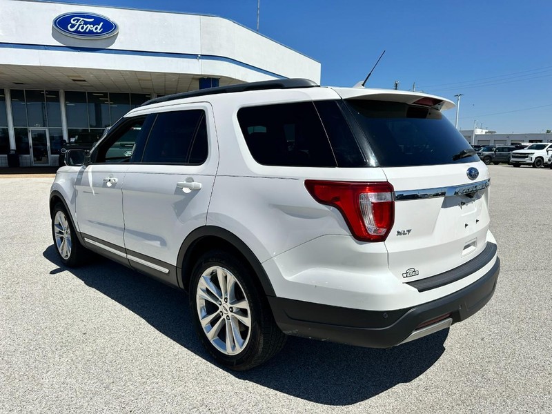 Ford Explorer Vehicle Full-screen Gallery Image 3