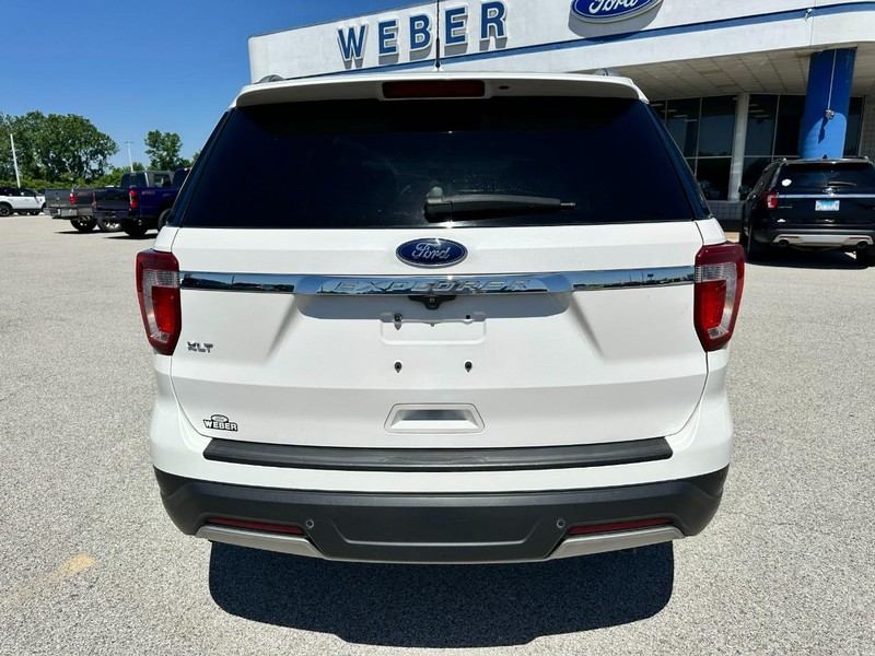 Ford Explorer Vehicle Full-screen Gallery Image 4