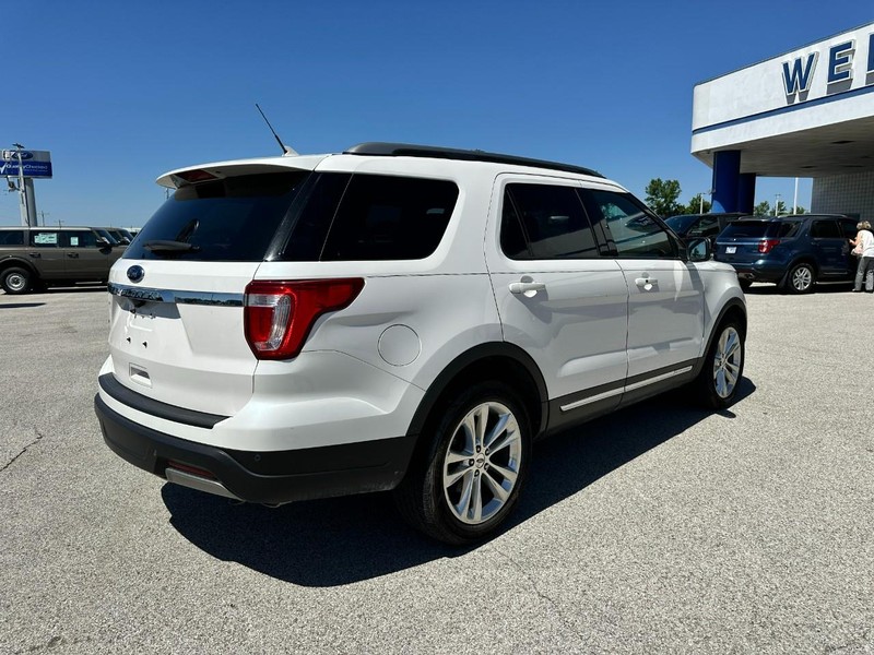 Ford Explorer Vehicle Full-screen Gallery Image 6