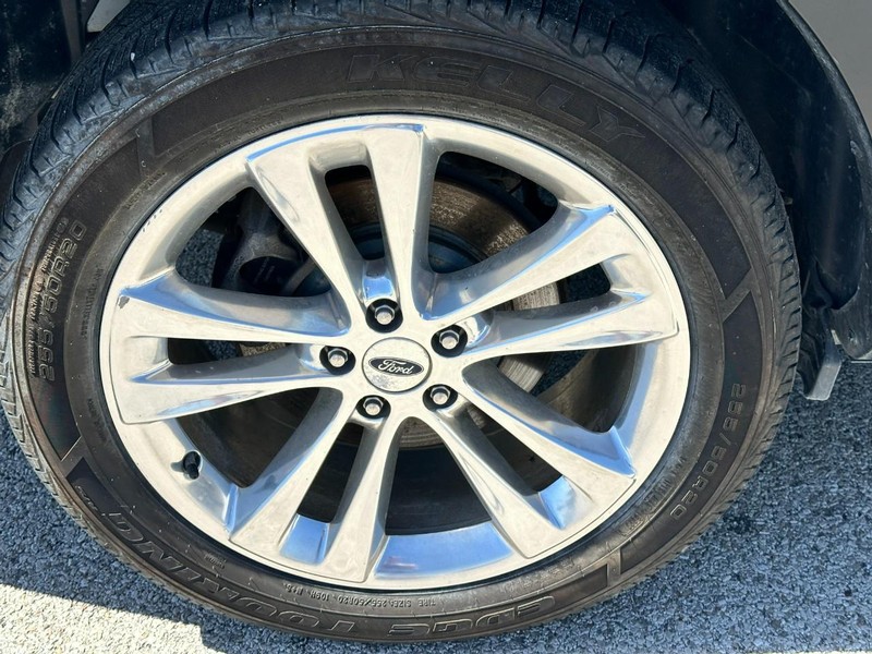 Ford Explorer Vehicle Full-screen Gallery Image 7