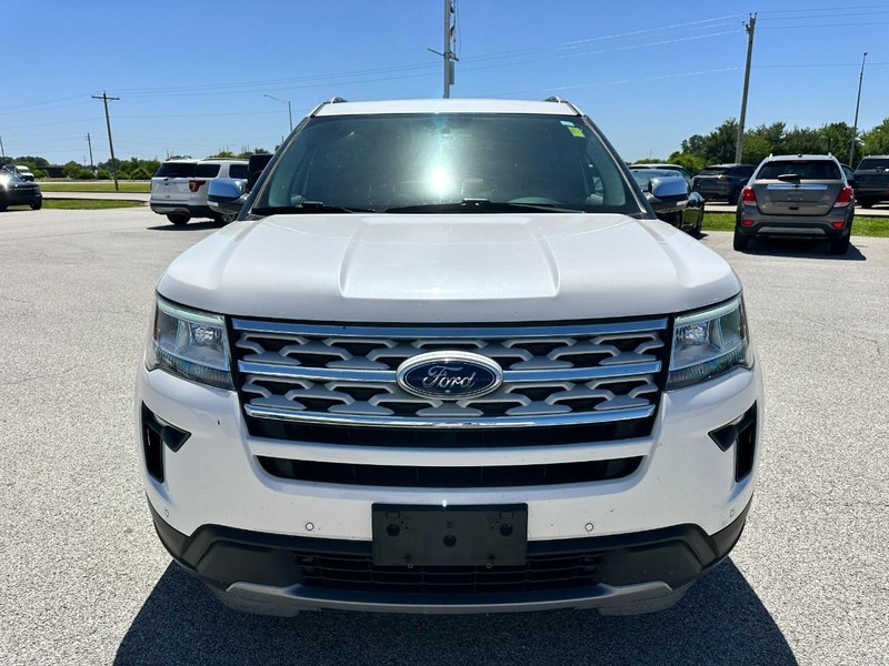 Ford Explorer Vehicle Full-screen Gallery Image 9