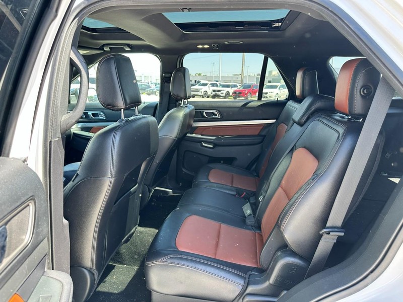 Ford Explorer Vehicle Full-screen Gallery Image 10