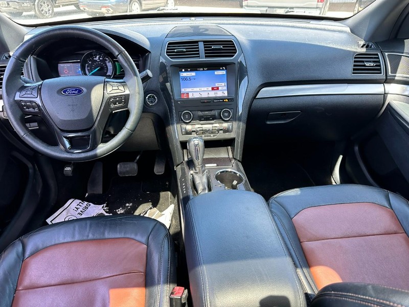 Ford Explorer Vehicle Full-screen Gallery Image 12
