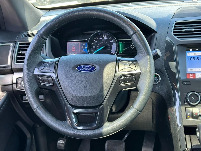 Ford Explorer Vehicle Full-screen Gallery Image 13
