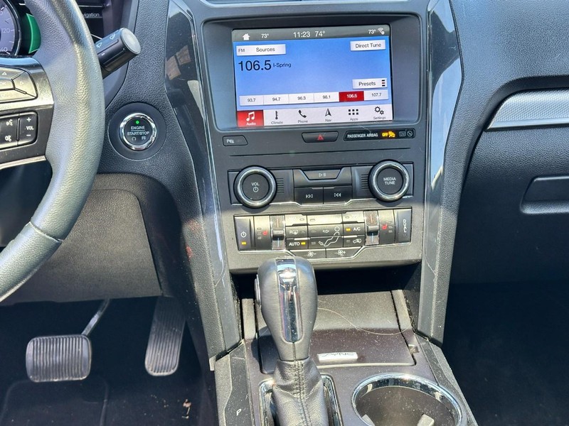 Ford Explorer Vehicle Full-screen Gallery Image 14