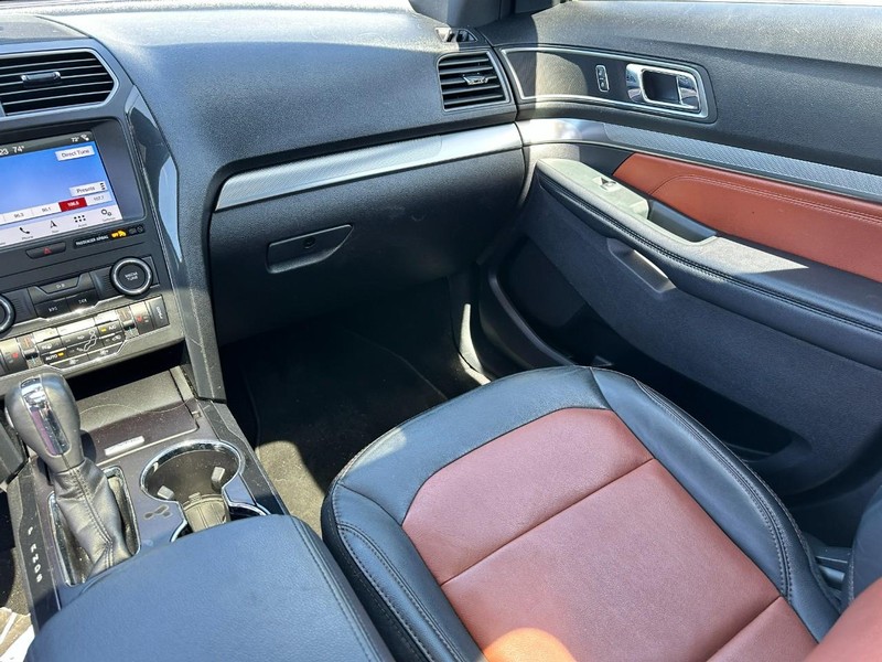 Ford Explorer Vehicle Full-screen Gallery Image 16