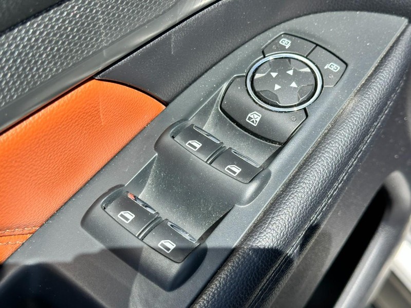 Ford Explorer Vehicle Full-screen Gallery Image 17