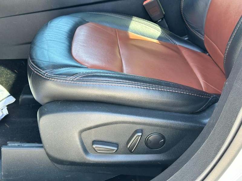 Ford Explorer Vehicle Full-screen Gallery Image 18