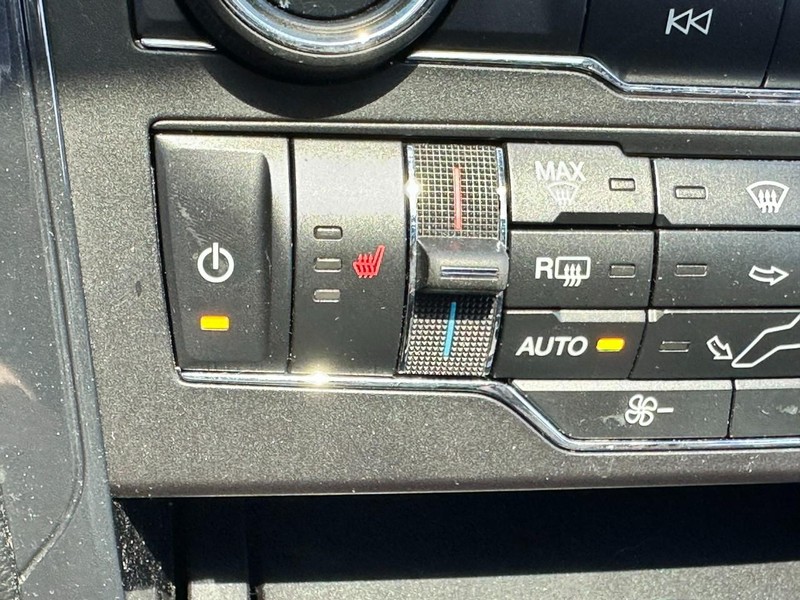 Ford Explorer Vehicle Full-screen Gallery Image 23