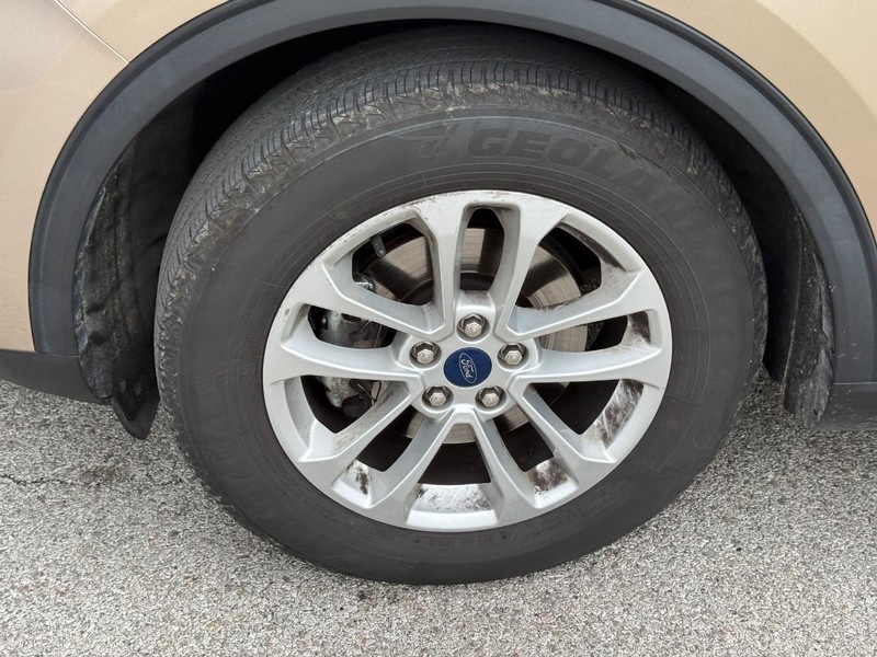 Ford Escape Vehicle Full-screen Gallery Image 2