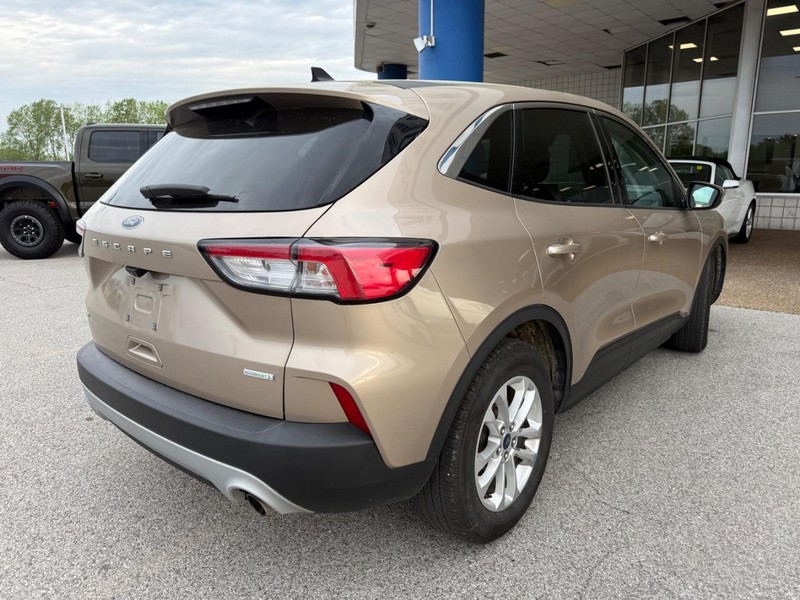 Ford Escape Vehicle Full-screen Gallery Image 4