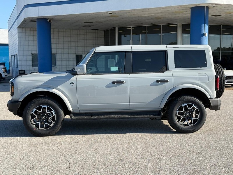 Ford Bronco Vehicle Full-screen Gallery Image 2