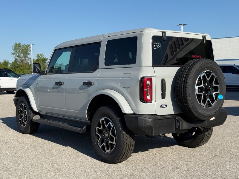 Ford Bronco Vehicle Full-screen Gallery Image 3