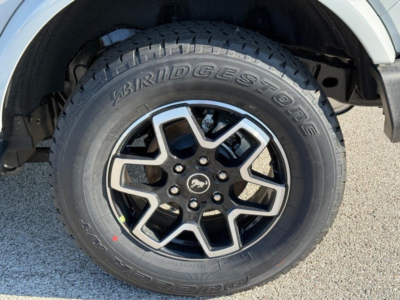 Ford Bronco Vehicle Full-screen Gallery Image 4