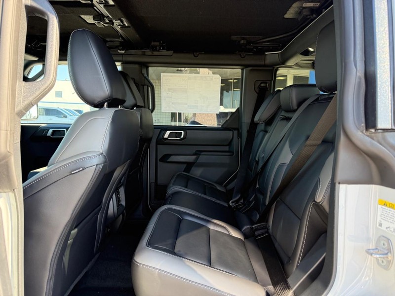 Ford Bronco Vehicle Full-screen Gallery Image 5