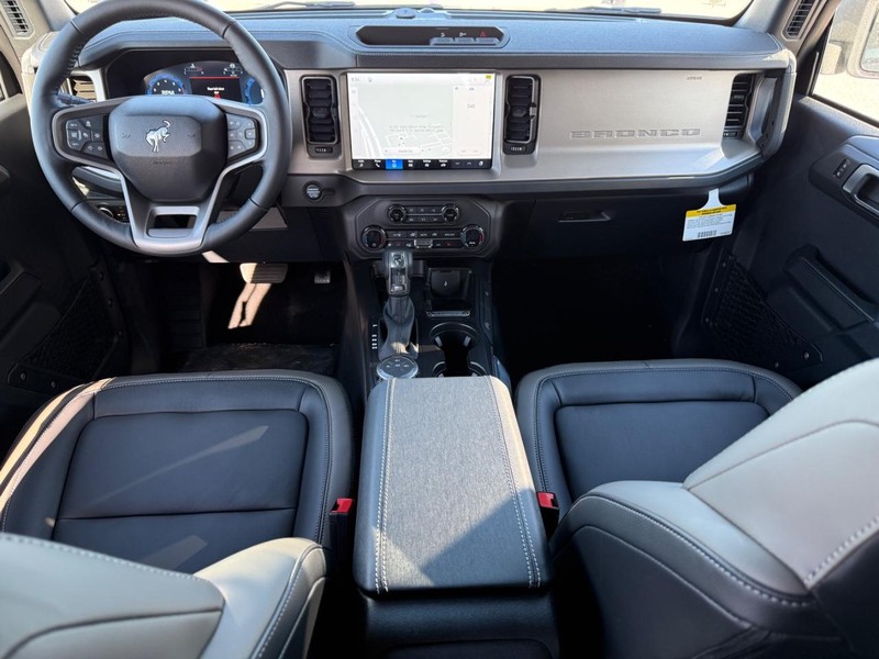 Ford Bronco Vehicle Full-screen Gallery Image 6